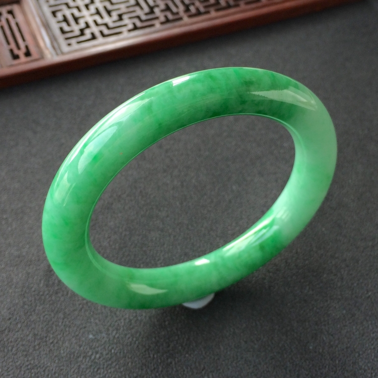 (超值推荐)糯冰种飘翠圆条手镯(56.7mm)