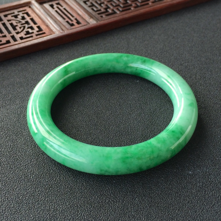 (超值推荐)糯冰种飘翠圆条手镯(56.7mm)