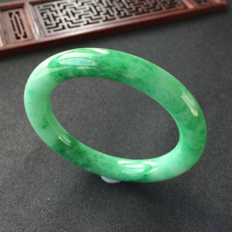 (超值推荐)糯冰种飘翠圆条手镯(56.7mm)
