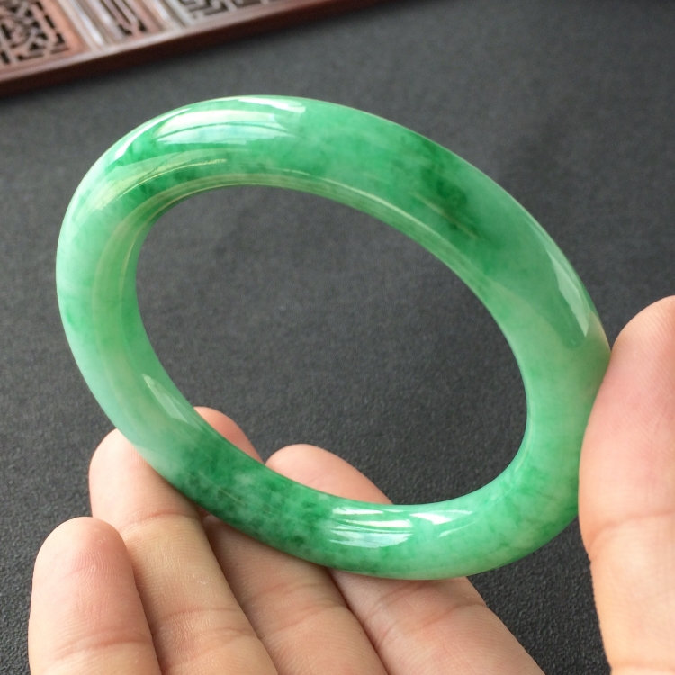 (超值推荐)糯冰种飘翠圆条手镯(56.7mm)