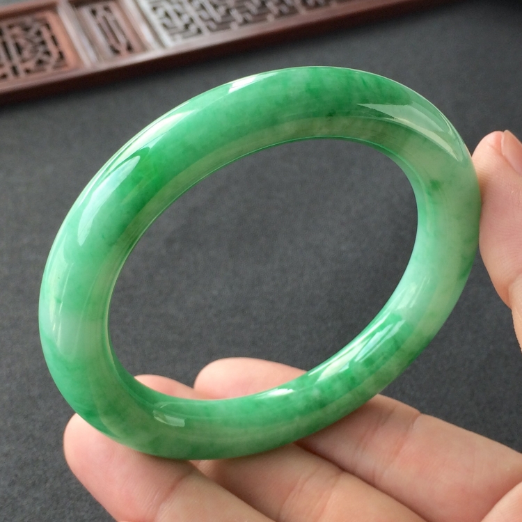 (超值推荐)糯冰种飘翠圆条手镯(56.7mm)