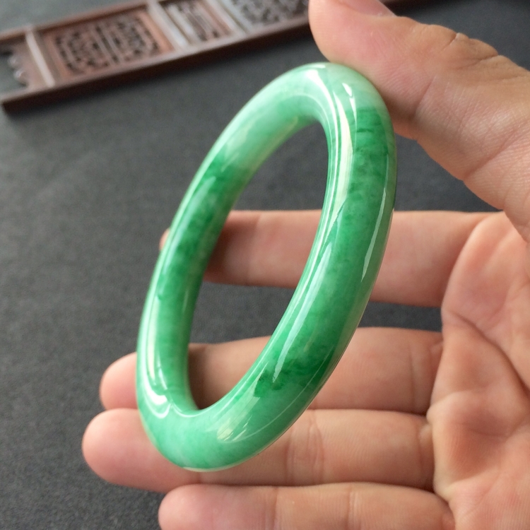 (超值推荐)糯冰种飘翠圆条手镯(56.7mm)