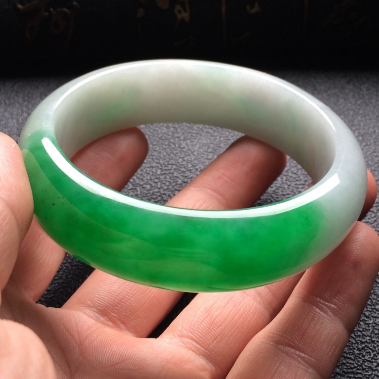 （超值推荐）糯冰种阳绿手镯（58mm）