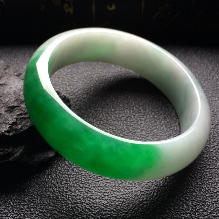 （超值推荐）糯冰种阳绿手镯（58mm）