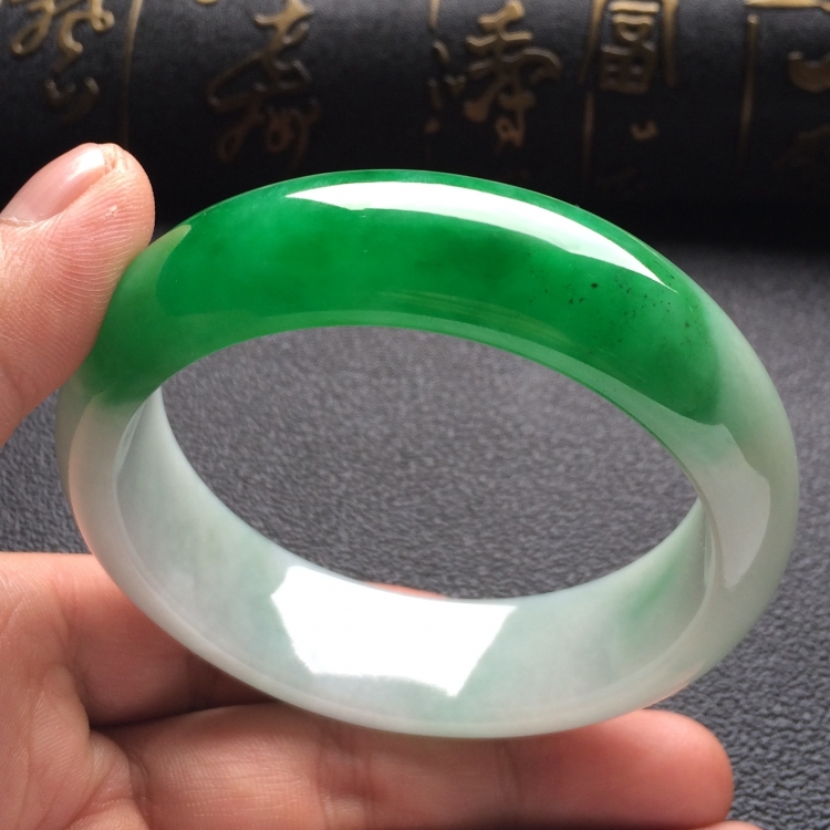 （超值推荐）糯冰种阳绿手镯（58mm）