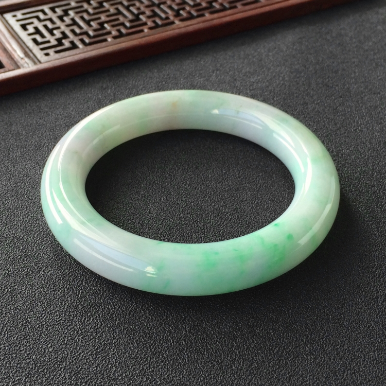 (超值推荐)糯冰种飘翠圆条手镯(56.1mm)