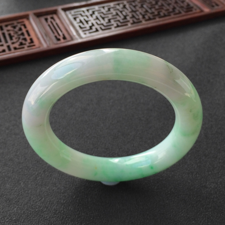 (超值推荐)糯冰种飘翠圆条手镯(56.1mm)