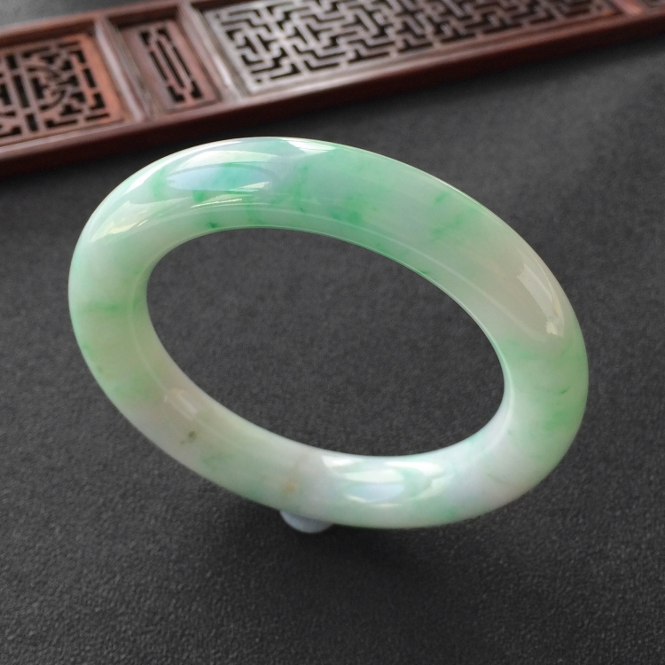 (超值推荐)糯冰种飘翠圆条手镯(56.1mm)