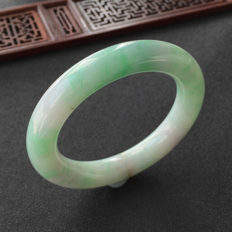 (超值推荐)糯冰种飘翠圆条手镯(56.1mm)