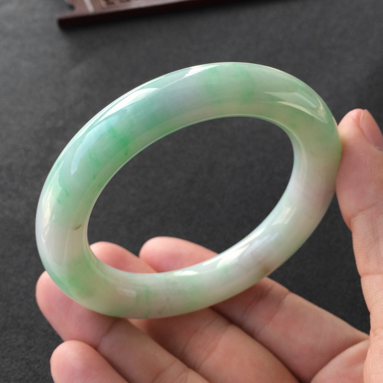 (超值推荐)糯冰种飘翠圆条手镯(56.1mm)