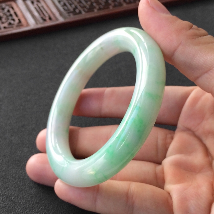 (超值推荐)糯冰种飘翠圆条手镯(56.1mm)