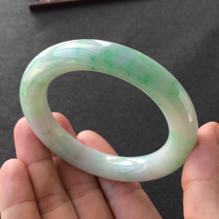 (超值推荐)糯冰种飘翠圆条手镯(56.1mm)
