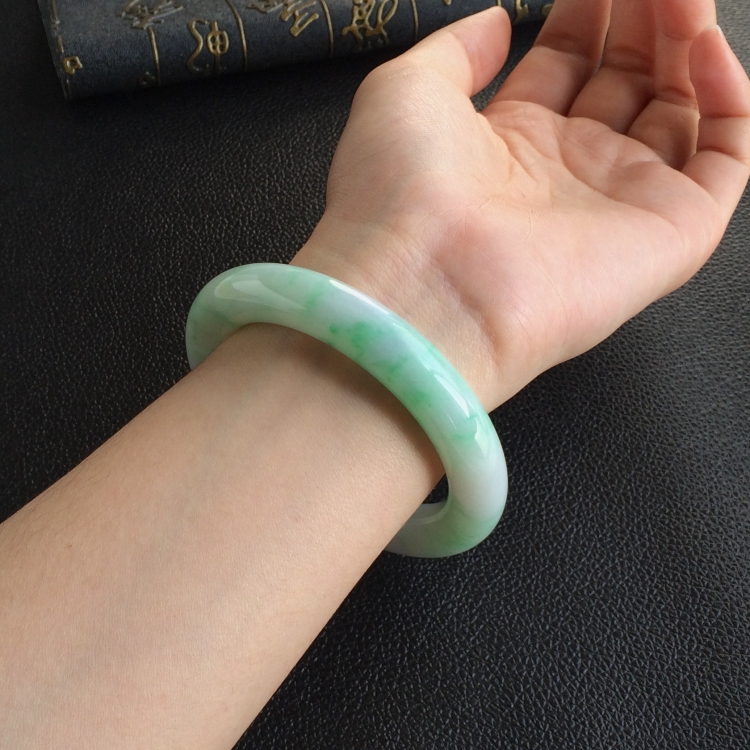 (超值推荐)糯冰种飘翠圆条手镯(56.1mm)