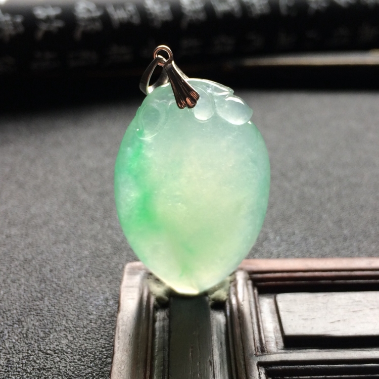 （超值推荐）冰种飘翠寿桃挂件（金扣）