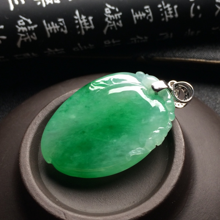 （超值推荐）冰种飘翠福瓜挂件（金扣）