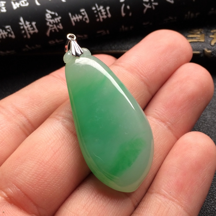 （超值推荐）糯冰种飘翠福瓜挂件（金扣）