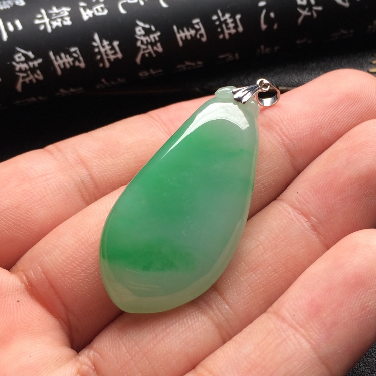 （超值推荐）糯冰种飘翠福瓜挂件（金扣）