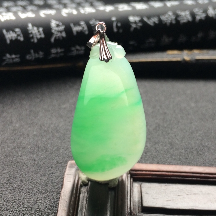 （超值推荐）糯冰种飘翠福瓜挂件（金扣）