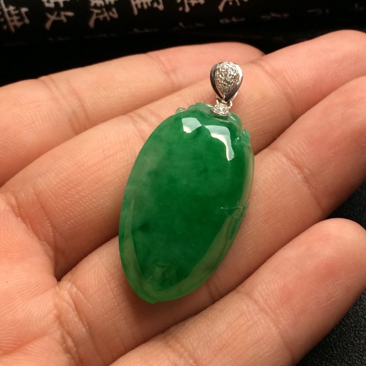 （超值推荐）冰种飘翠福瓜挂件（金扣）