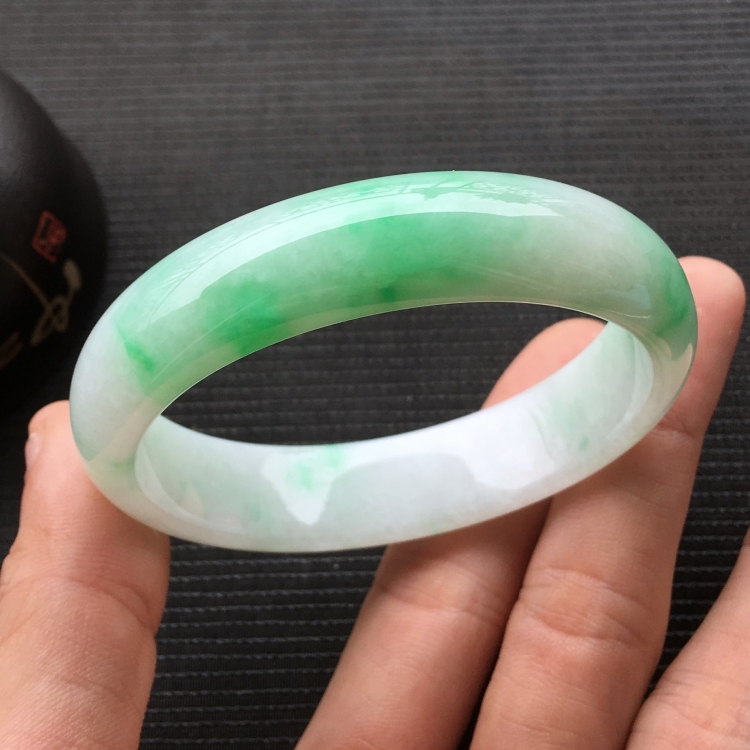(超值推荐)糯冰种飘翠手镯(56.8mm)