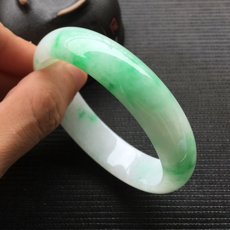 (超值推荐)糯冰种飘翠手镯(56.8mm)
