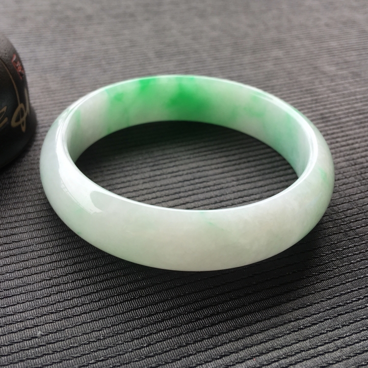 (超值推荐)糯冰种飘翠手镯(56.8mm)