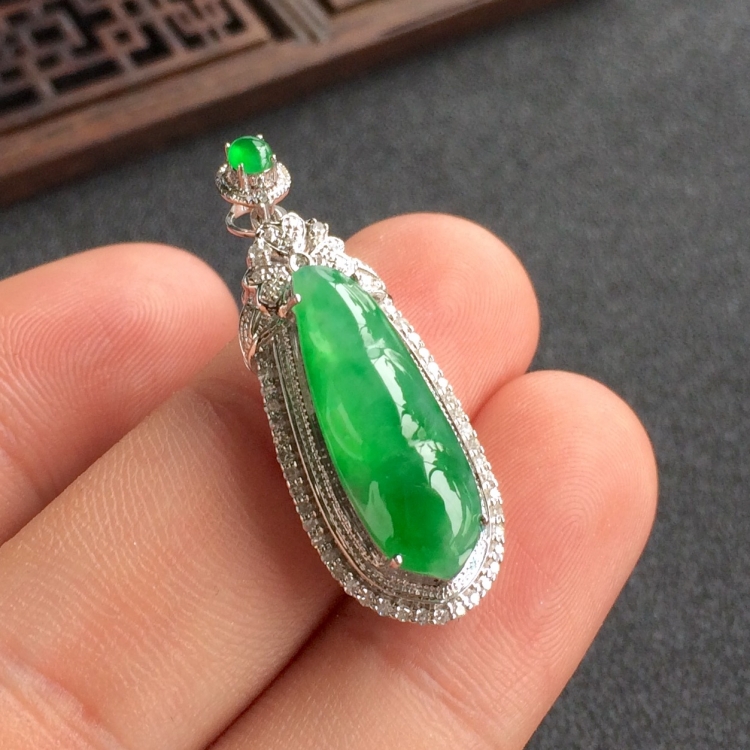(超值推荐)冰种翠色镶白金钻石福豆胸坠