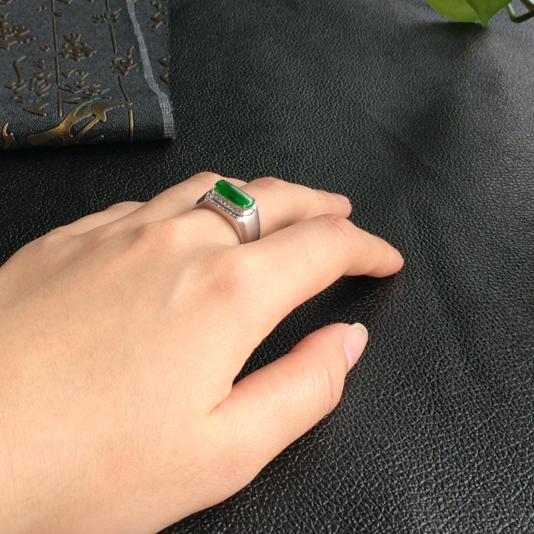 (超值推荐)冰种翠色镶白金钻石戒指