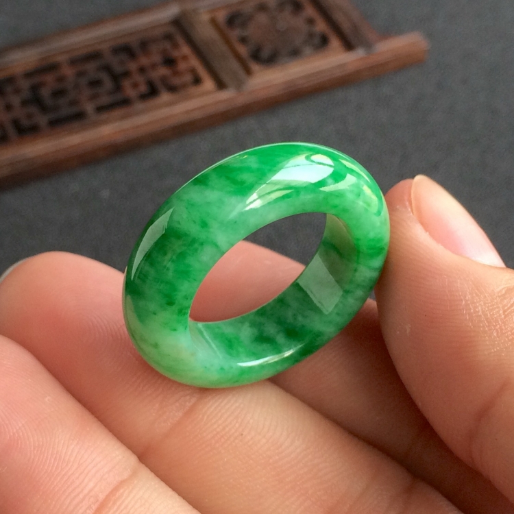 (超值推荐)糯冰种飘翠指环