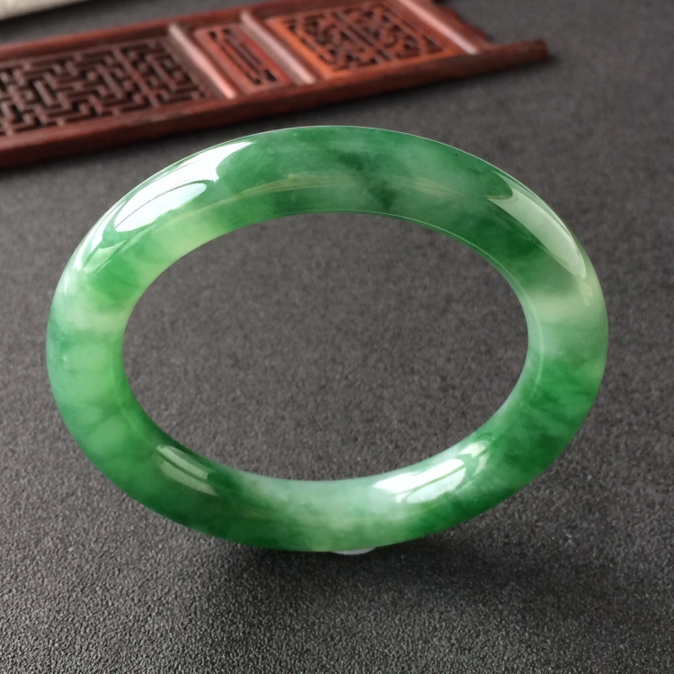 (超值推荐)糯冰种飘花圆条手镯(56.8mm)
