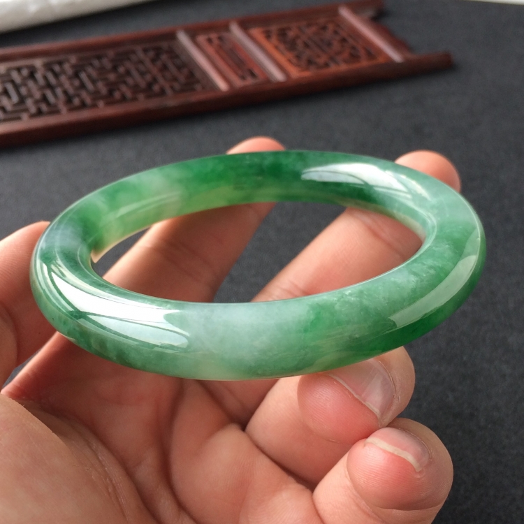 (超值推荐)糯冰种飘花圆条手镯(56.8mm)