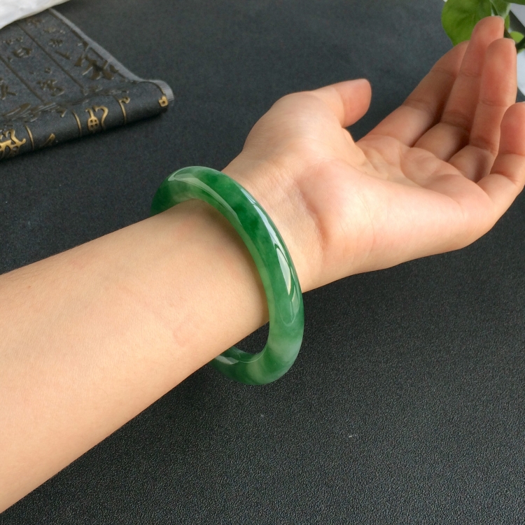(超值推荐)糯冰种飘花圆条手镯(56.8mm)