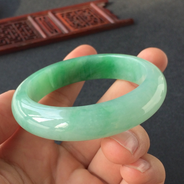 (超值推荐)糯冰种飘翠手镯(52.5mm)
