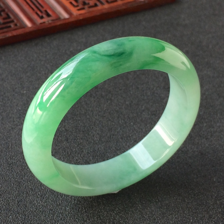 (超值推荐)糯冰种飘翠手镯(52.5mm)