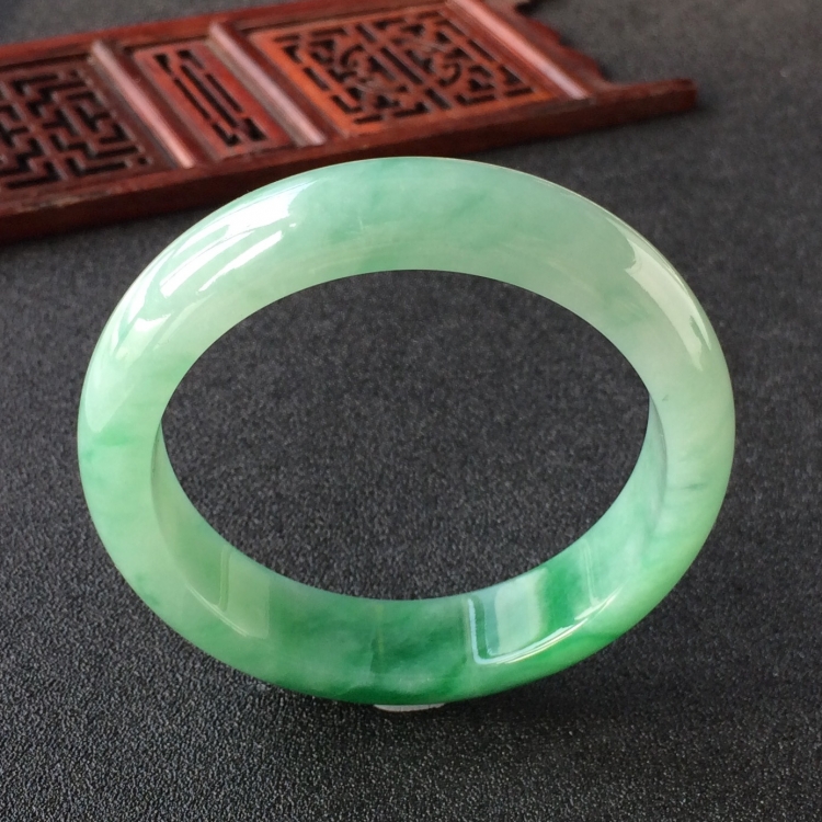 (超值推荐)糯冰种飘翠手镯(52.5mm)