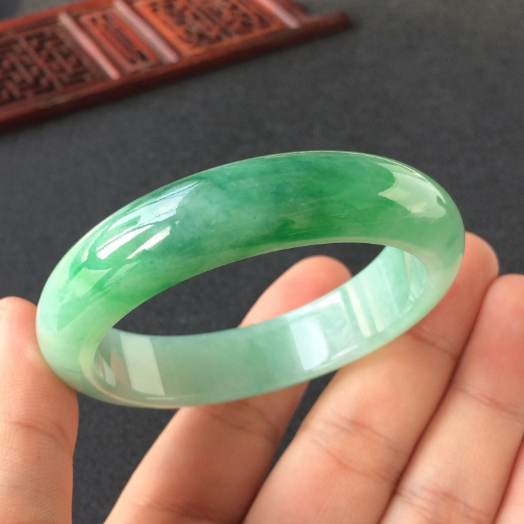 (超值推荐)糯冰种飘翠手镯(52.5mm)