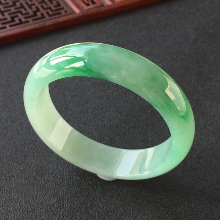 (超值推荐)糯冰种飘翠手镯(54.5mm)