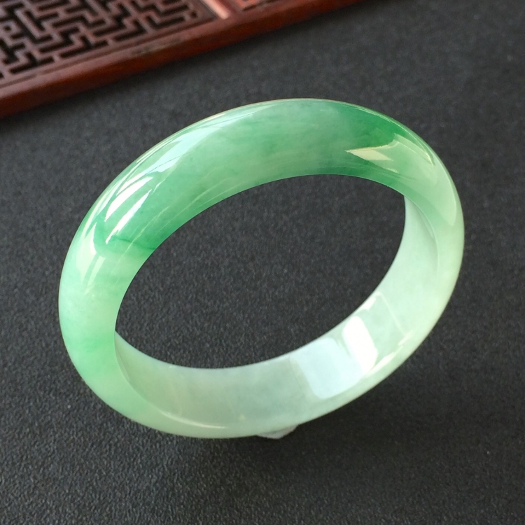 (超值推荐)糯冰种飘翠手镯(54.5mm)