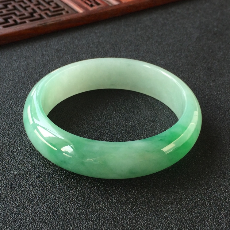 (超值推荐)糯冰种飘翠手镯(54.5mm)