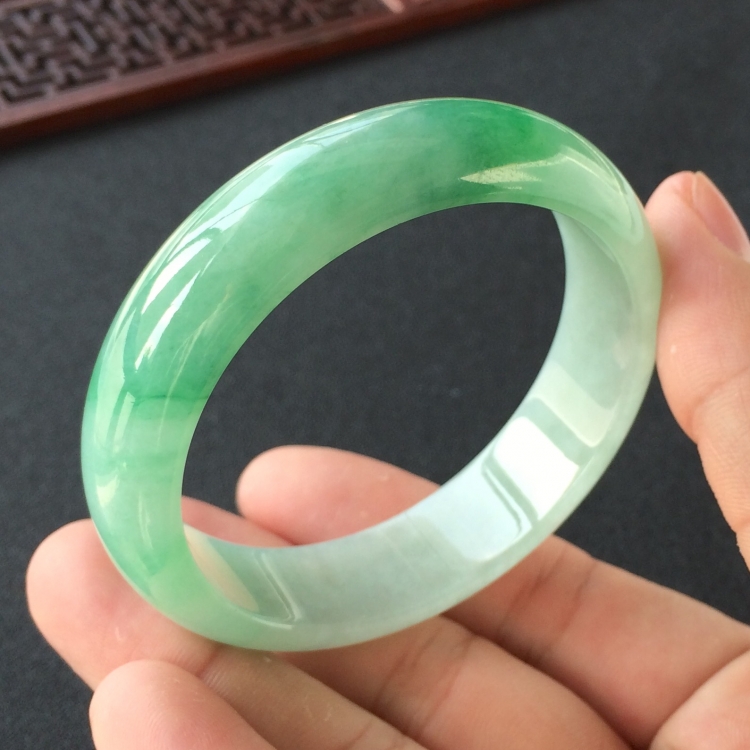 (超值推荐)糯冰种飘翠手镯(54.5mm)