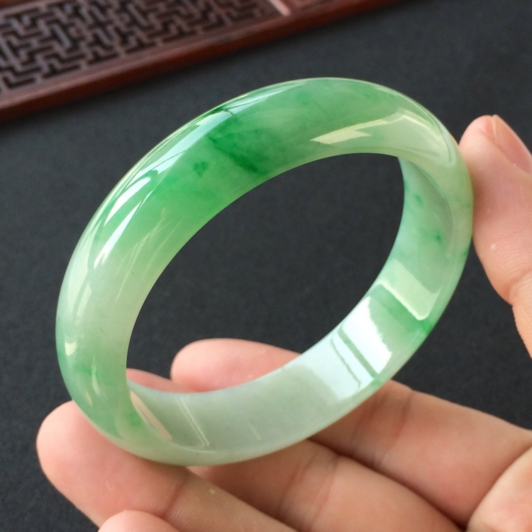 (超值推荐)糯冰种飘翠手镯(58.4mm)