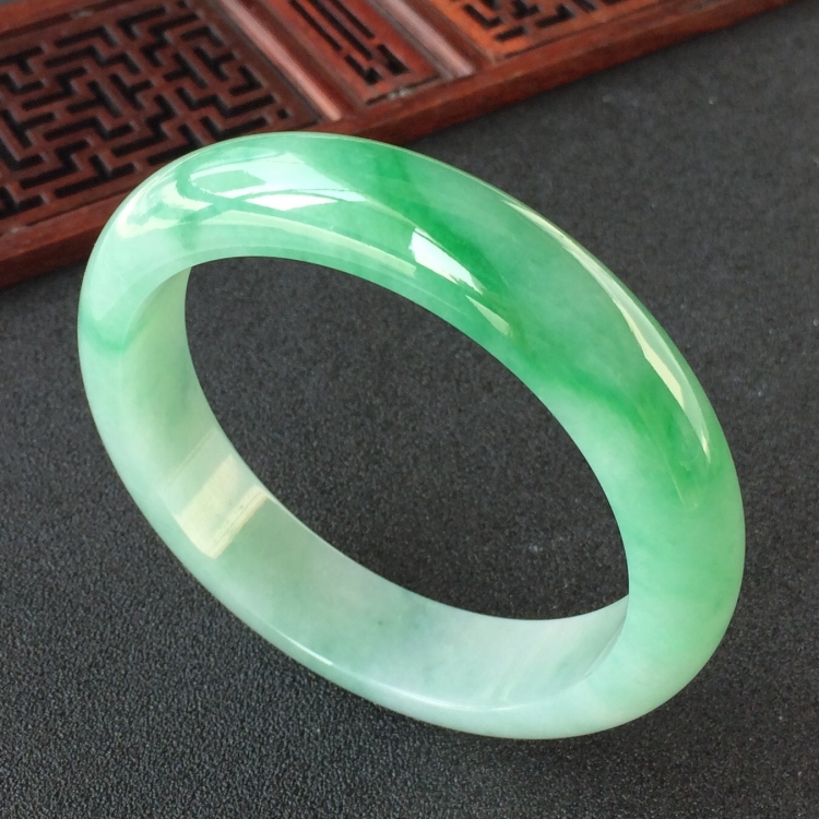 (超值推荐)糯冰种飘翠手镯(56.3mm)
