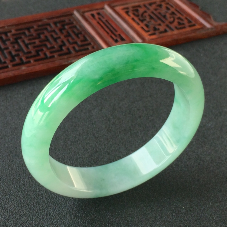 (超值推荐)糯冰种飘翠手镯(56.3mm)