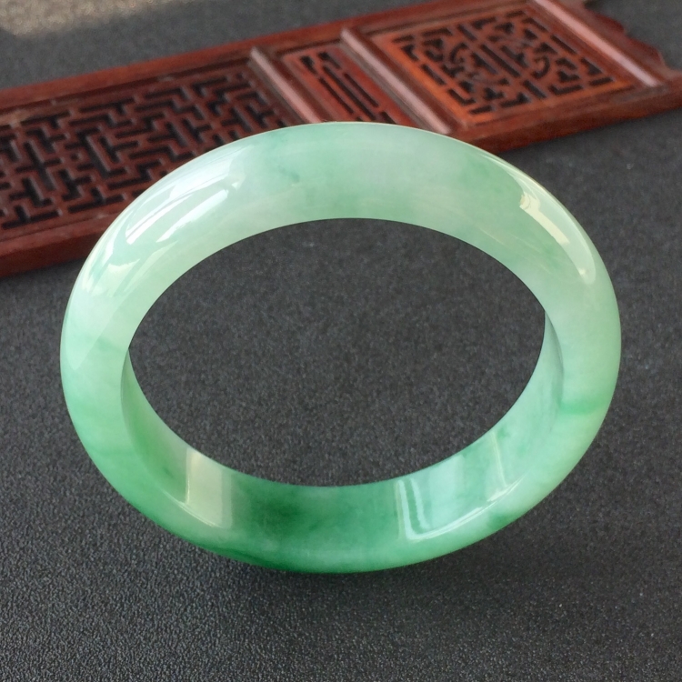 (超值推荐)糯冰种飘翠手镯(56.3mm)