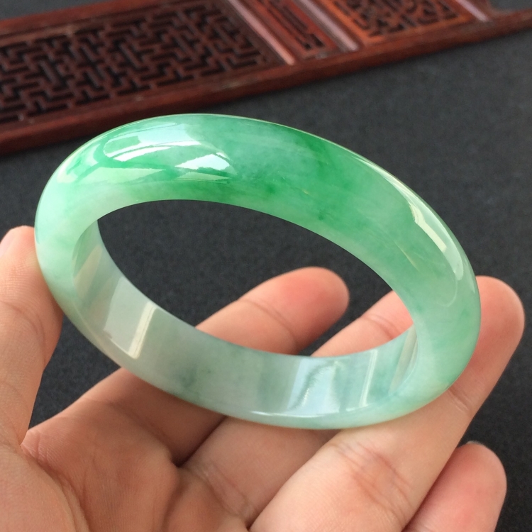 (超值推荐)糯冰种飘翠手镯(56.3mm)