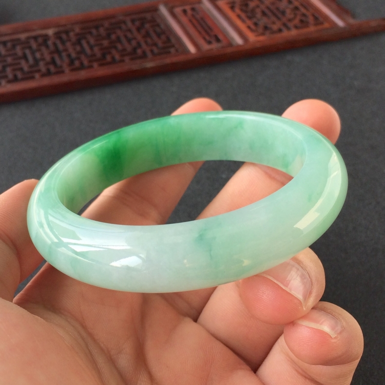 (超值推荐)糯冰种飘翠手镯(56.3mm)