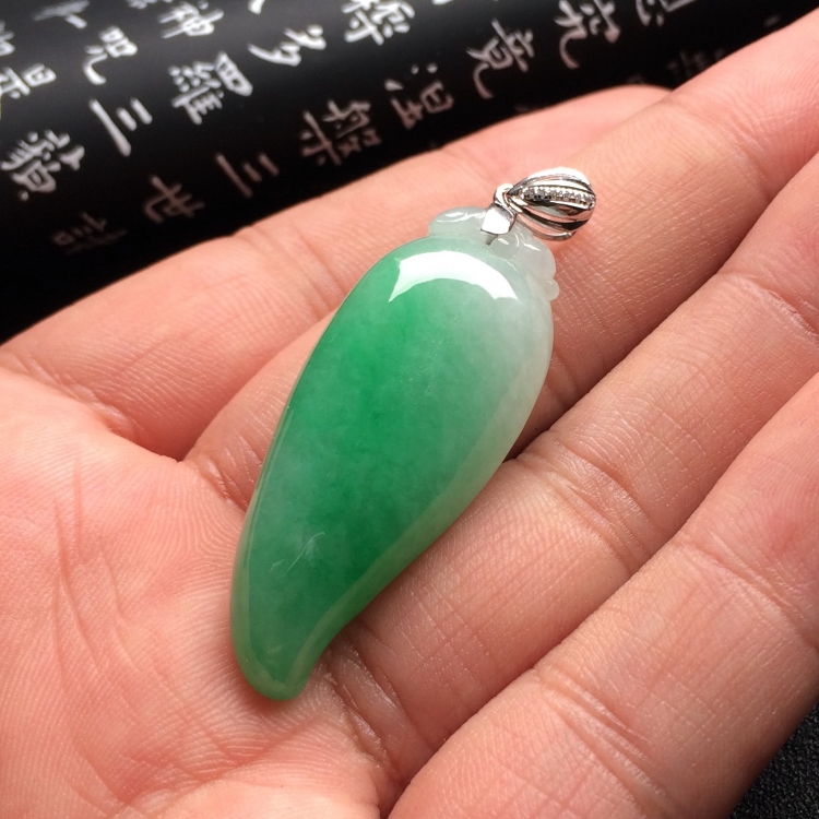 （超值推荐）糯冰种飘翠福瓜挂件（金扣）