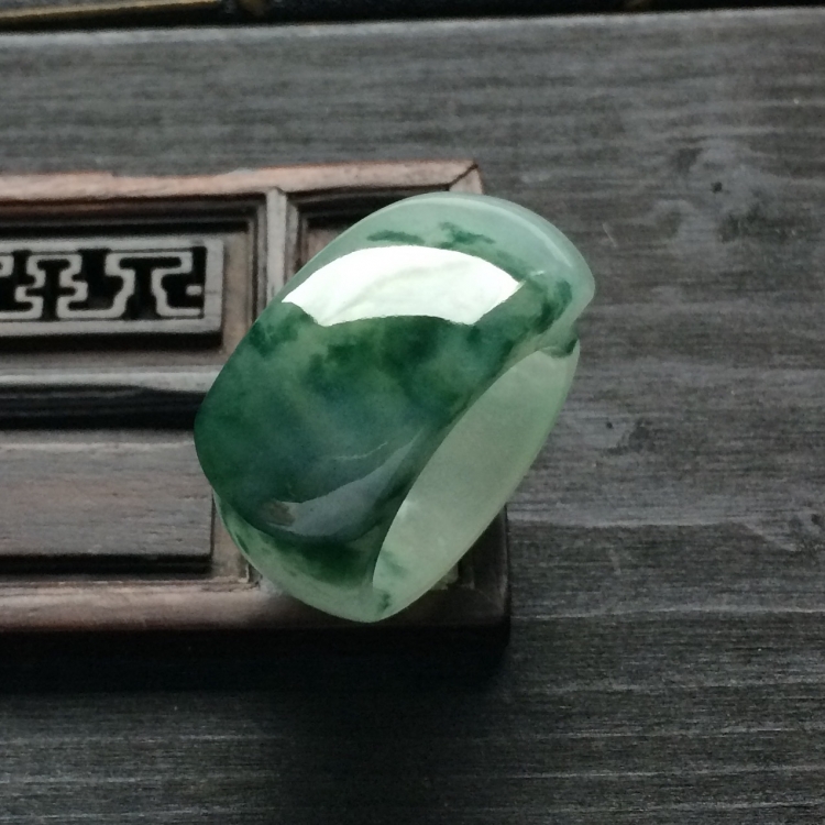 （超值推荐）糯冰种飘花马鞍扳指