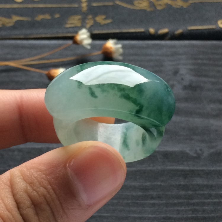 （超值推荐）糯冰种飘花马鞍扳指