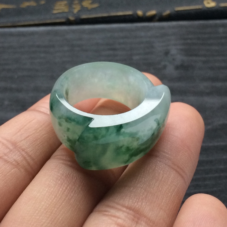 （超值推荐）糯冰种飘花马鞍扳指